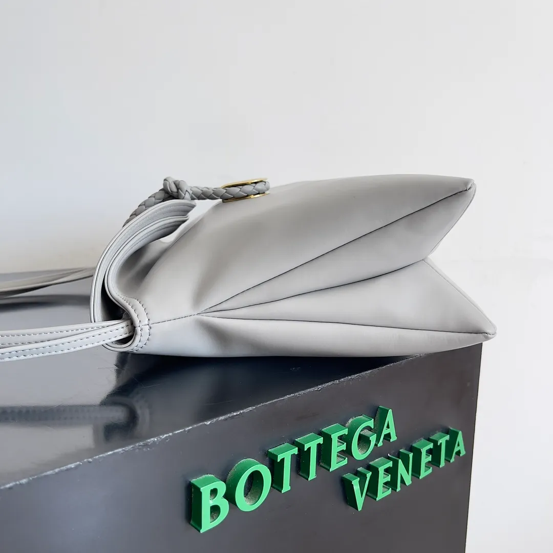 Batch 1680 Inspired by the 1970s, the Bottega Veneta women's logo shoulder bag has a smooth leather surface that brings a clean and handsome feel, just like the neatness and tenacity of a working woman. The front buckle is made of high-quality hardware pendant, the overall retro elegance, and the excellent leather feels soft. This Bottega Veneta series can be described as beautiful, weakening the complexity of the outfit, not competing for it, and only using the best quality to interpret itself. Style number: 806034 (large size) Size: 30*20*8cm